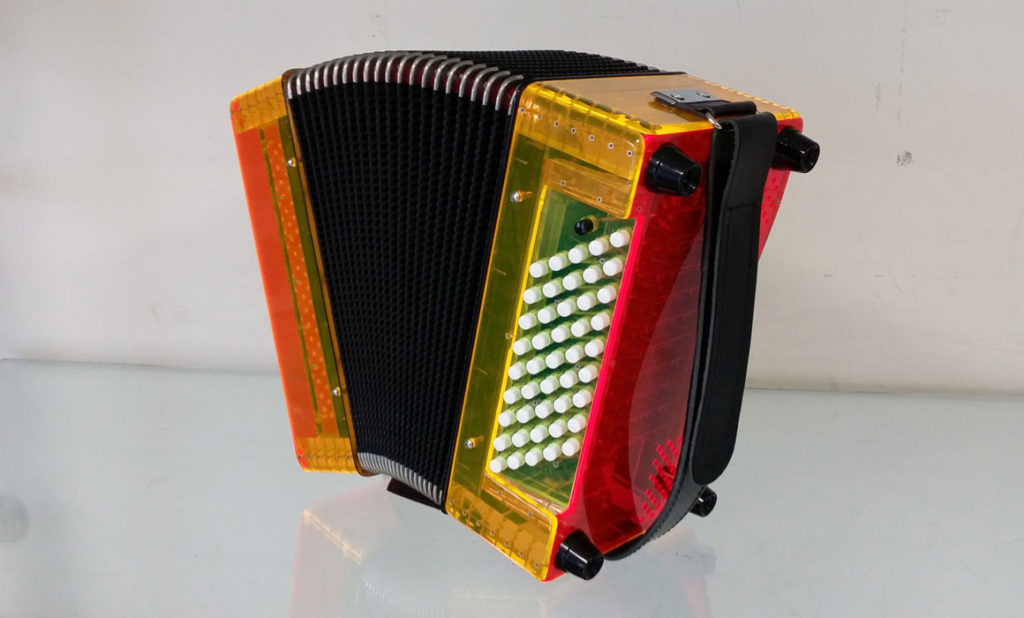 Un accordéon transparent pour enfant mais les adultes s'en amuse ! –  Accordéons pour enfants Snooopi, fabriqués en France par Thierry Bénétoux,  artisan et technicien accordéoniste passionné par l'innovation musicale